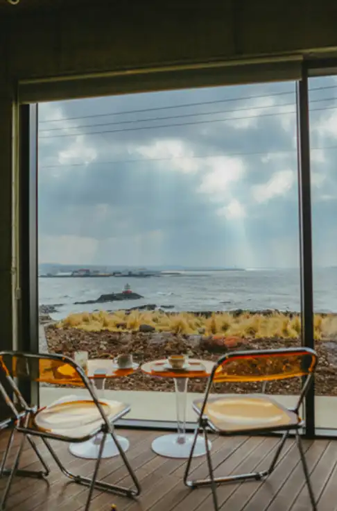Affordable Energy-efficient cellular shades in a Delaware beach townhome for sun control